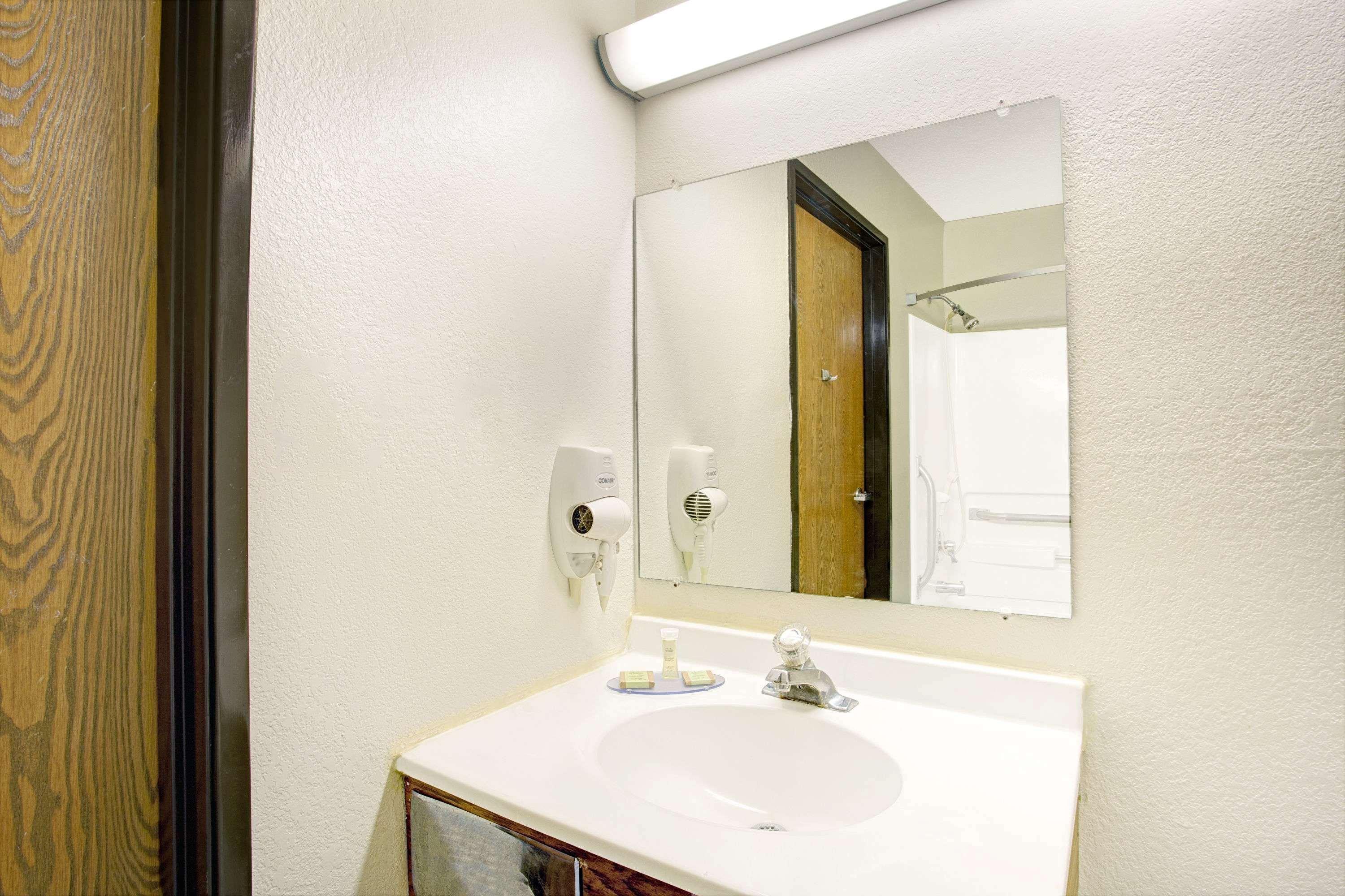 Super 8 By Wyndham Newport News/Jefferson Ave. Hotell Eksteriør bilde