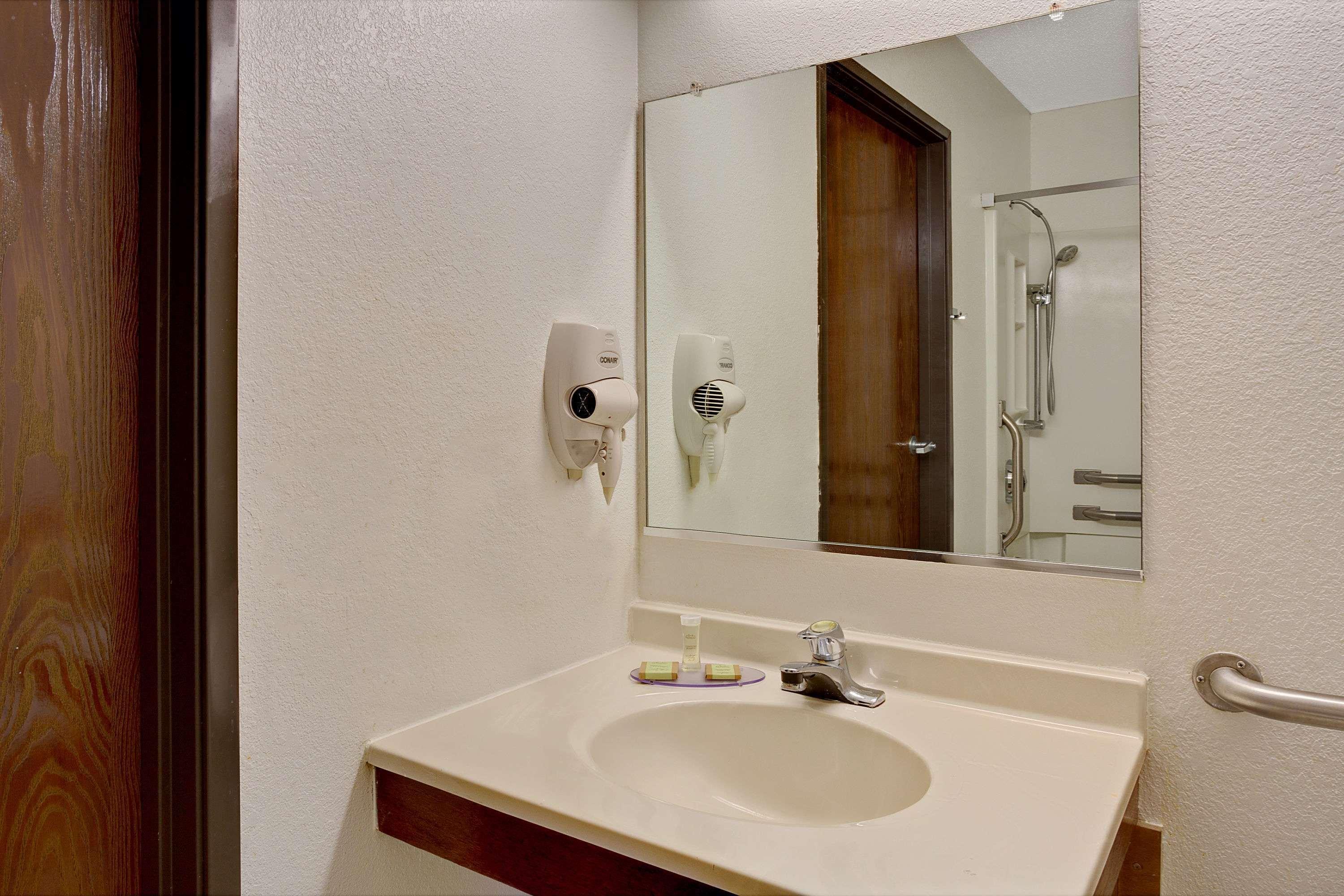 Super 8 By Wyndham Newport News/Jefferson Ave. Hotell Eksteriør bilde