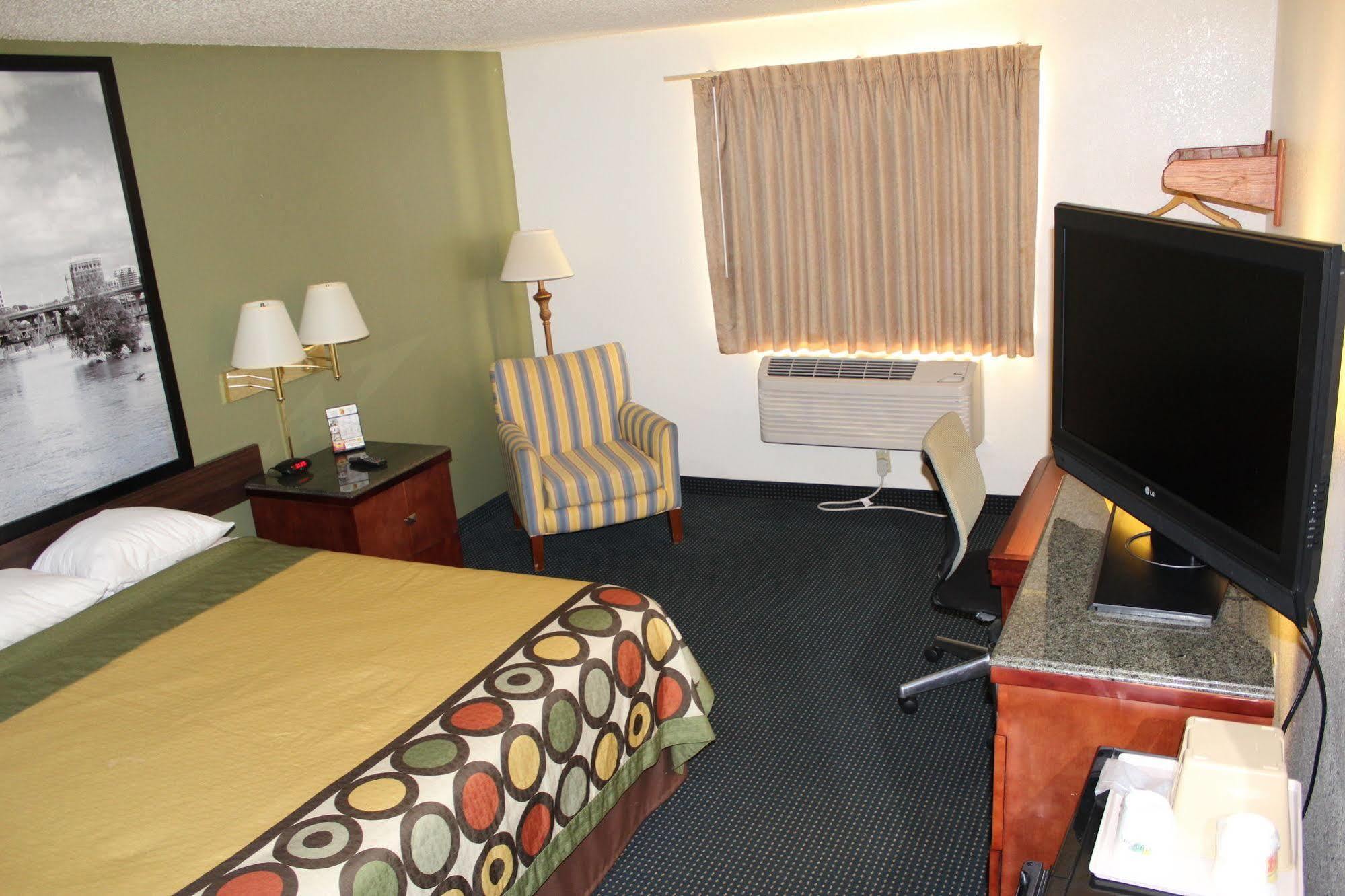 Super 8 By Wyndham Newport News/Jefferson Ave. Hotell Eksteriør bilde
