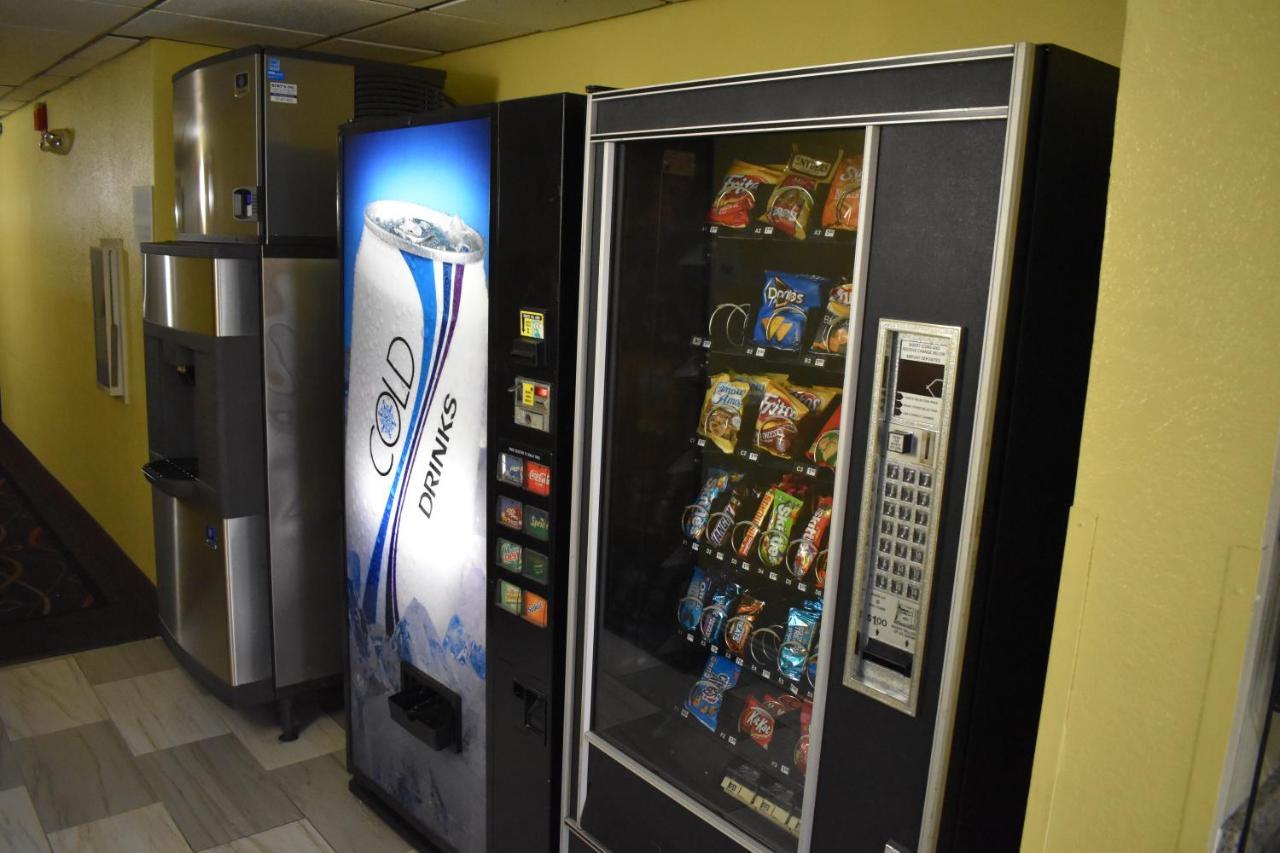 Super 8 By Wyndham Newport News/Jefferson Ave. Hotell Eksteriør bilde